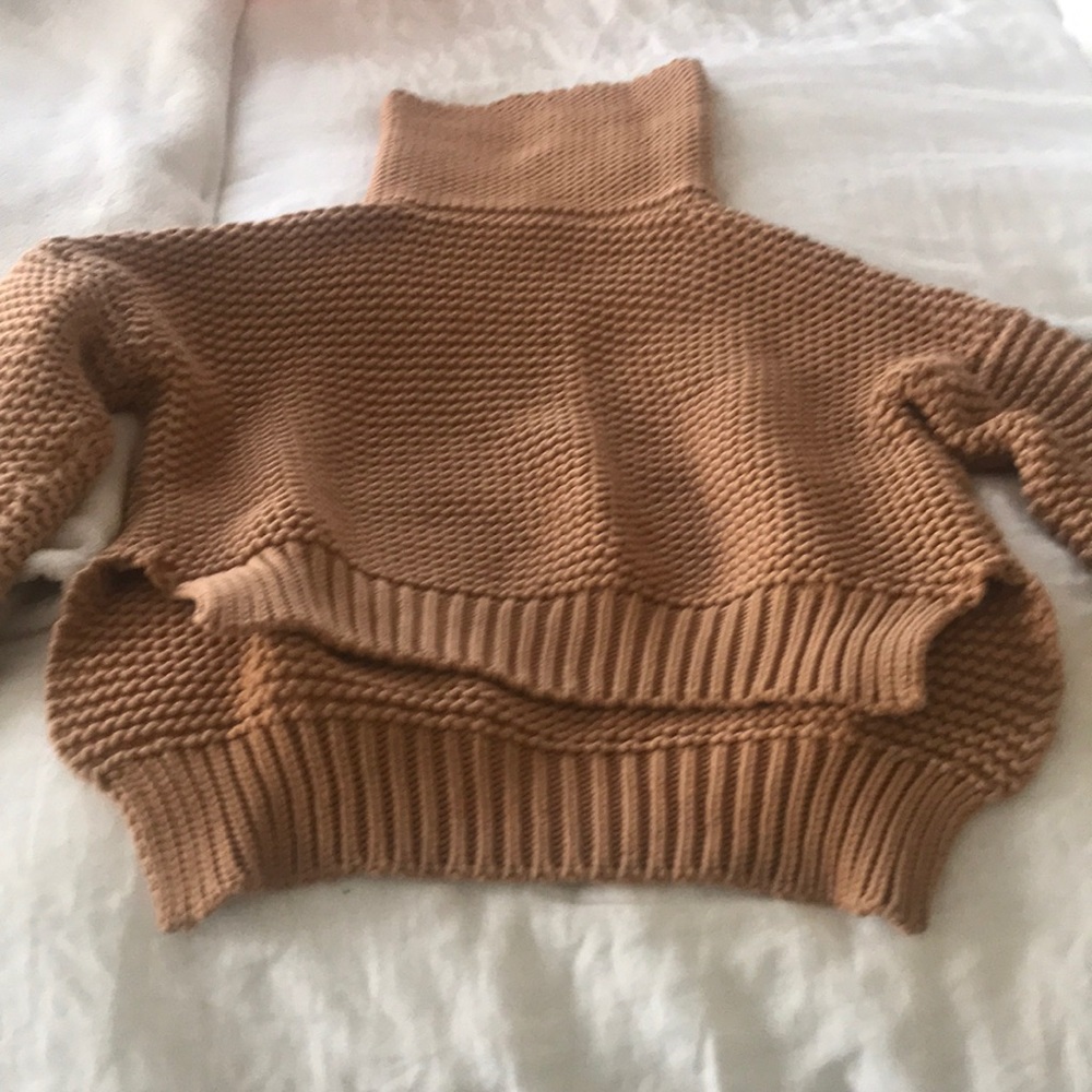 NWOT tan camel sweater S cropped in front
